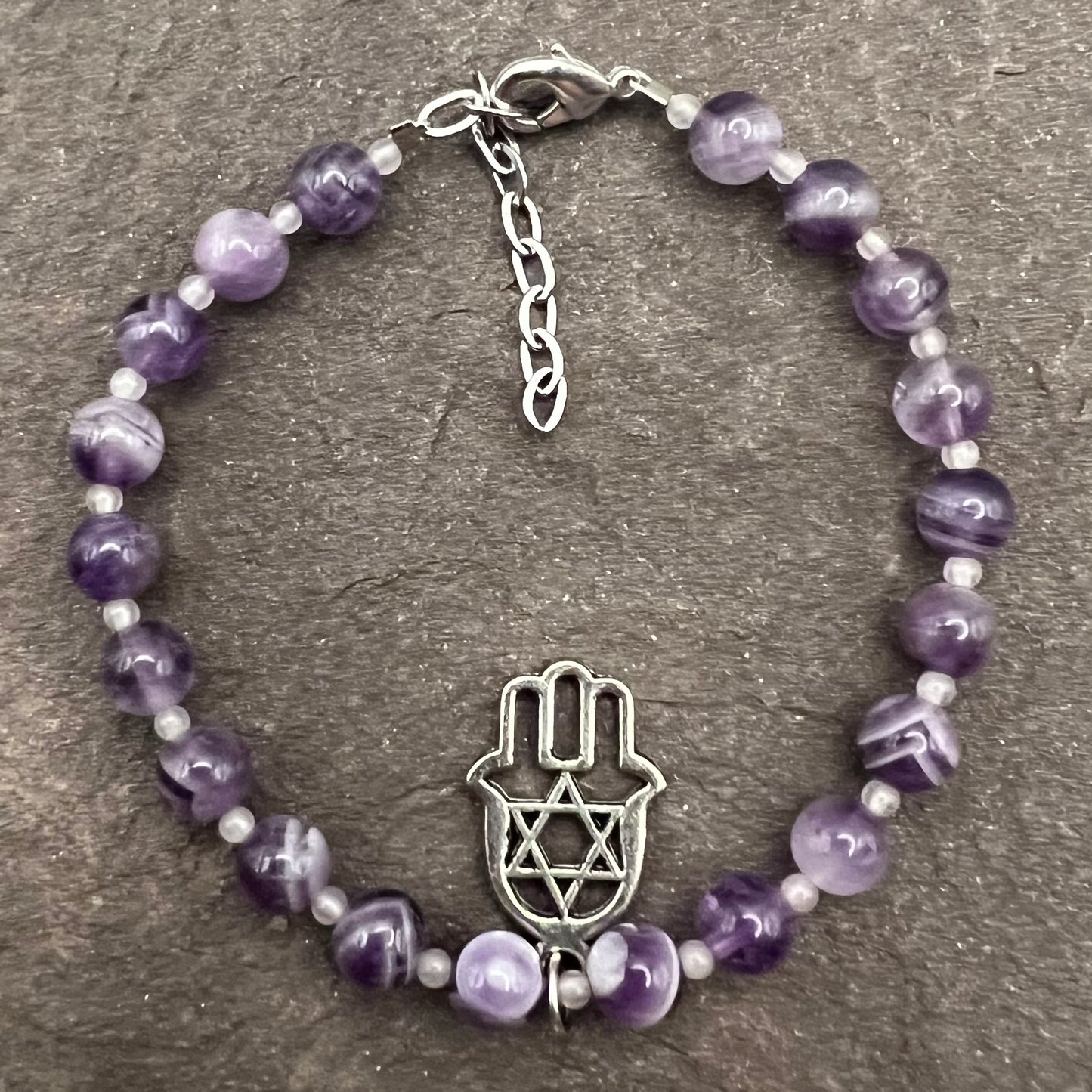 Pulsera de Amatista y Jade Blanco con Charm Hamsa