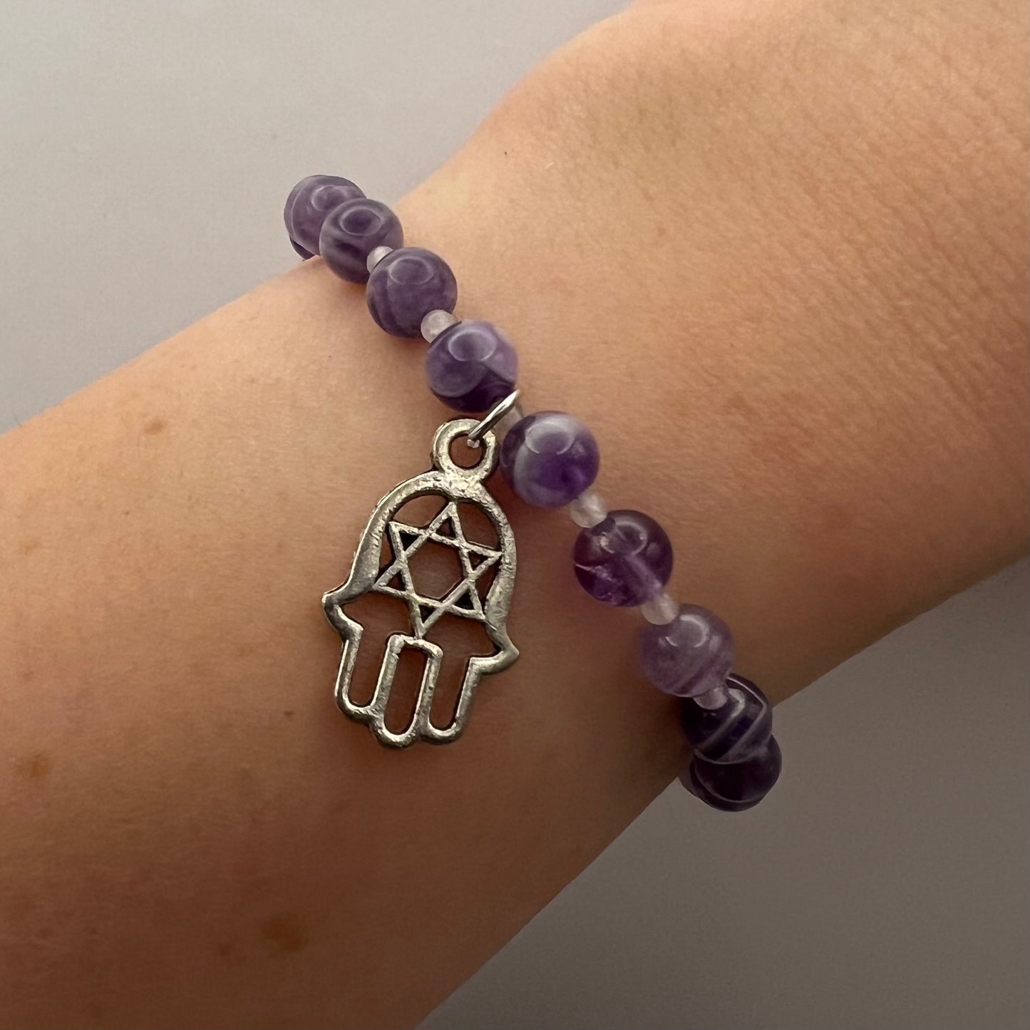 Pulsera de Amatista y Jade Blanco con Charm Hamsa