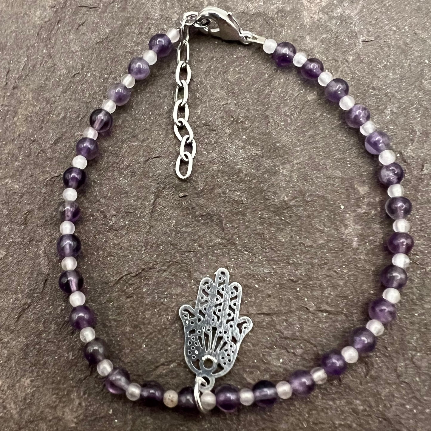 Pulsera de Amatista y Jade Blanco con Charm Hamsa