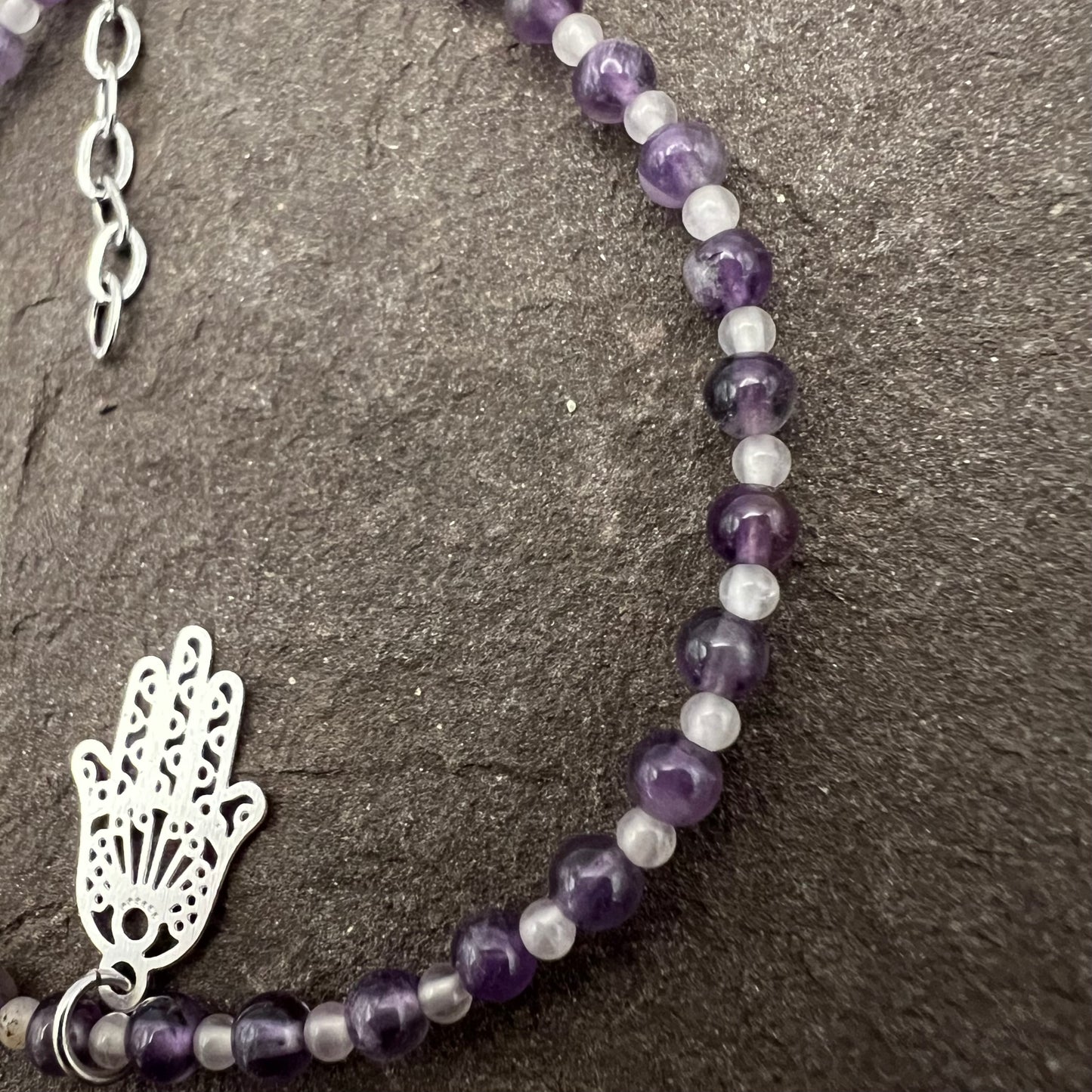 Pulsera de Amatista y Jade Blanco con Charm Hamsa