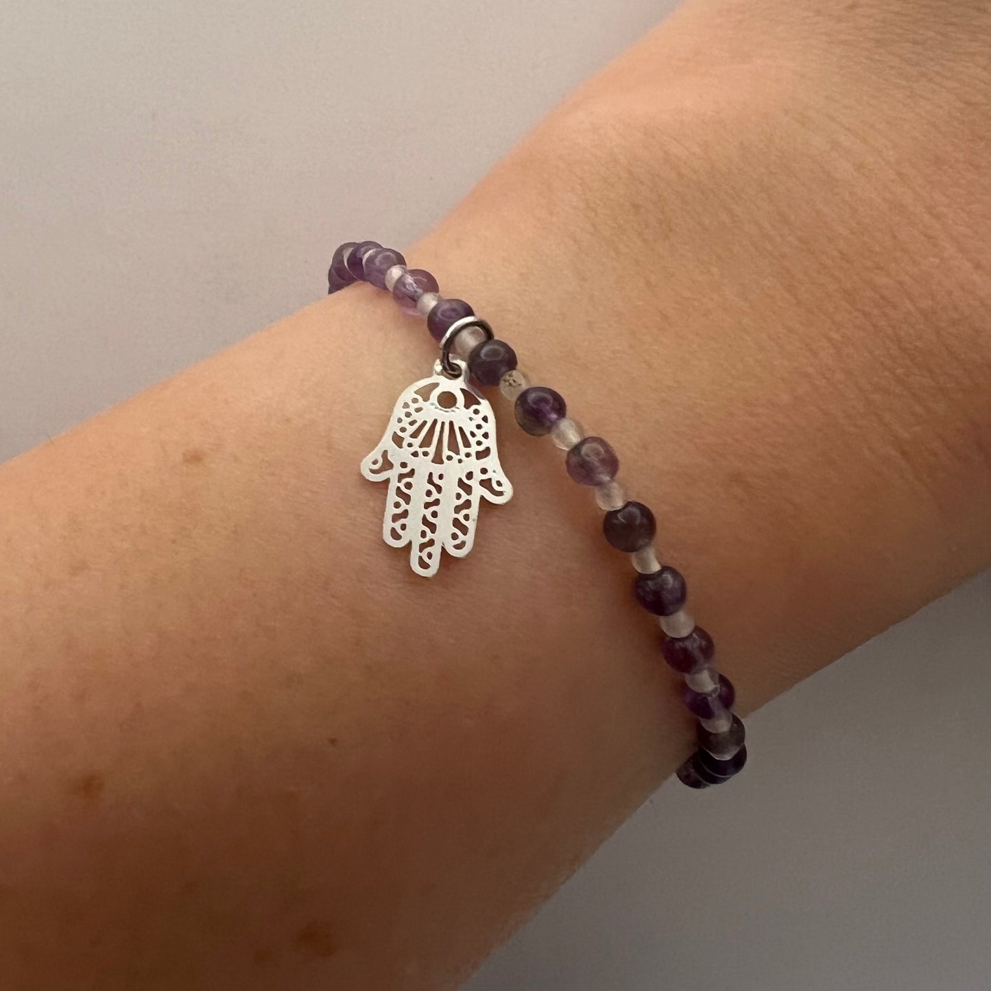 Pulsera de Amatista y Jade Blanco con Charm Hamsa
