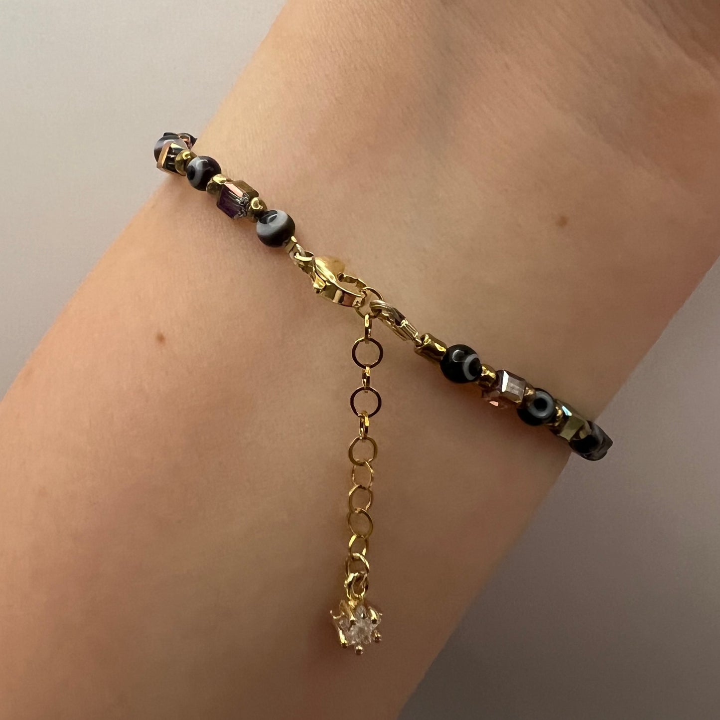 Pulsera negra de mal de ojo con cuentas de cristal cuadradas moradas