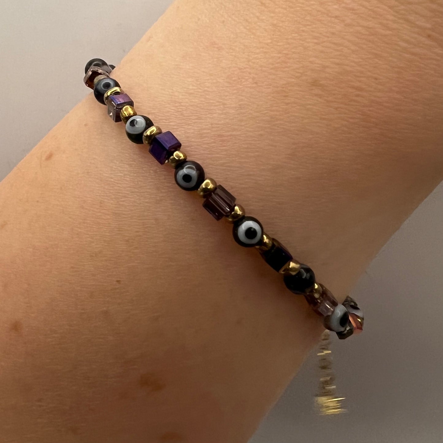 Pulsera negra de mal de ojo con cuentas de cristal cuadradas moradas