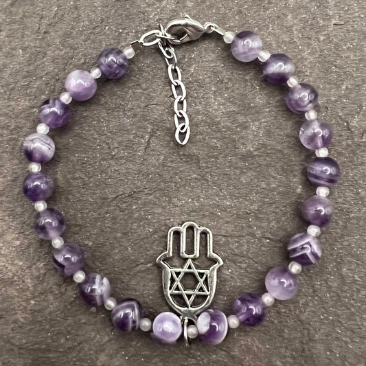 Pulsera de Amatista y Jade Blanco con Charm Hamsa